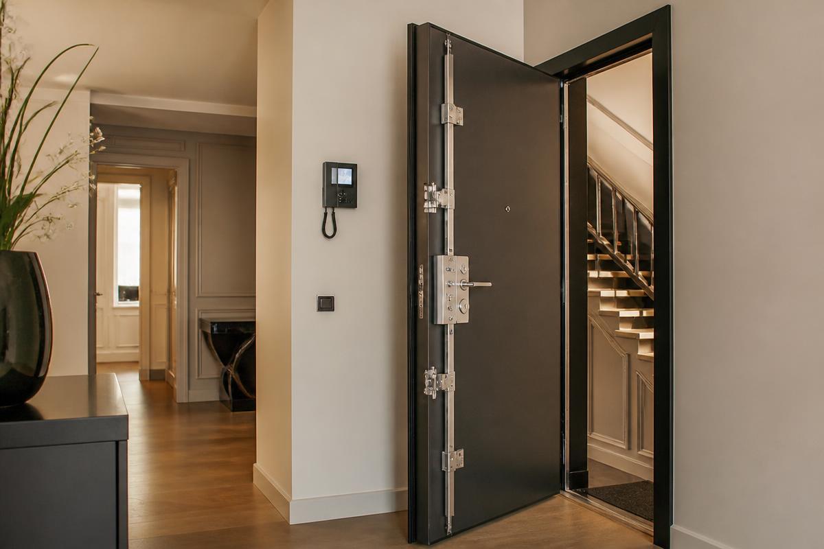 Porte blindée avec serrure multipoints