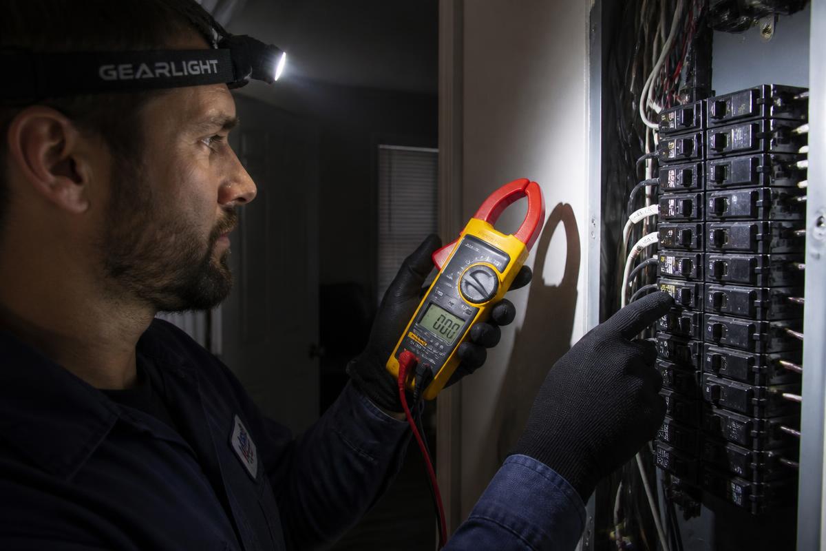 Électricien diagnostiquant une panne électrique